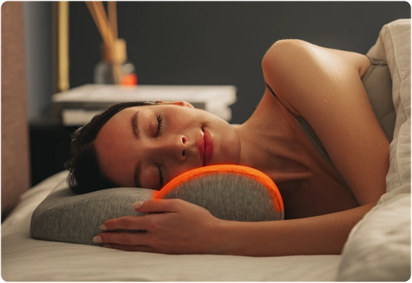ダブル枕ベーシック 温め機能付きタイプで眠る人