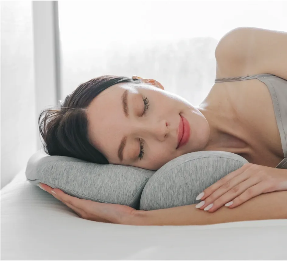 ダブルまくらで横向きに眠る女性
