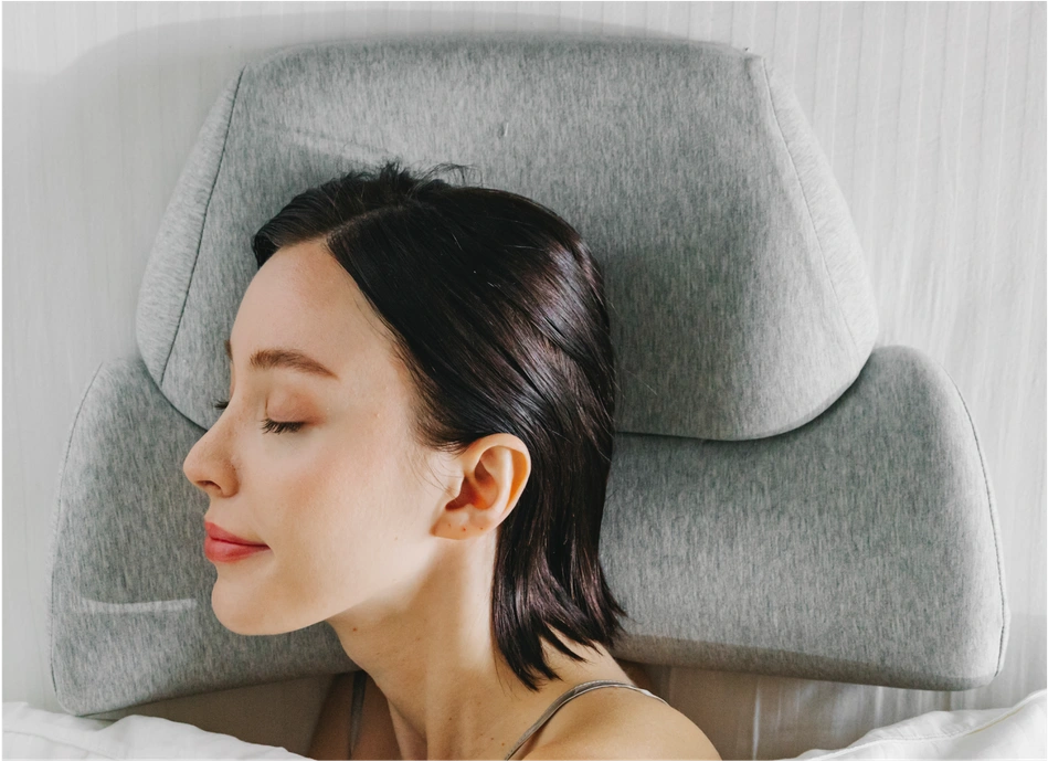 ダブルまくらに頭を乗せて眠る女性