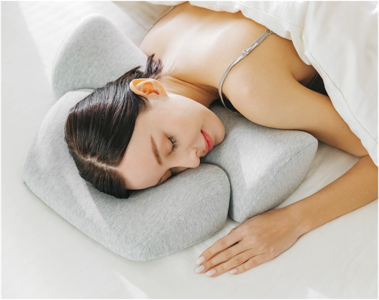 ダブルまくらで横向きに眠る女性
