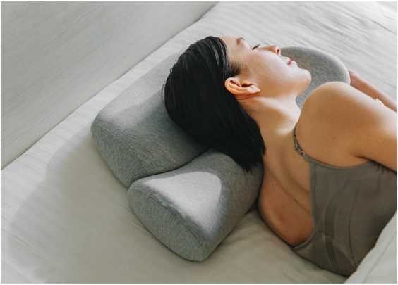 ダブルまくらに頭を乗せて眠る女性